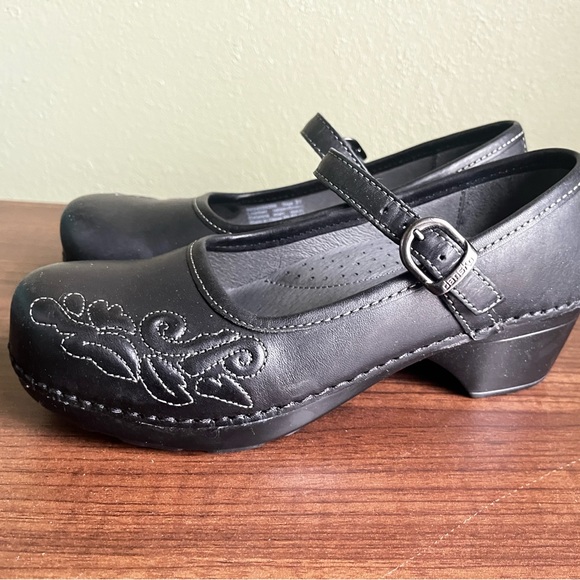 Dansko Shoes - DANSKO Savannah Black Mary
Jane Clogs Size 37 Floral
Embroidered Lagenlook